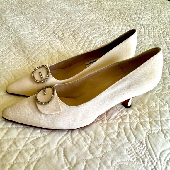 MANOLO BLAHNIK vintage white silk kitten pump - Picture 1 of 10